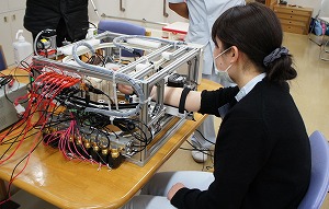 写真2 手指関節リハビリ機器の様子 写真2 手指関節リハビリ機器の様子