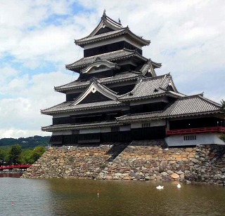 写真１　13年夏に浚渫した国宝松本城