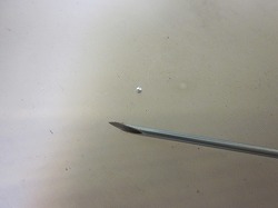 図１　注射針先端と発熱インプラント